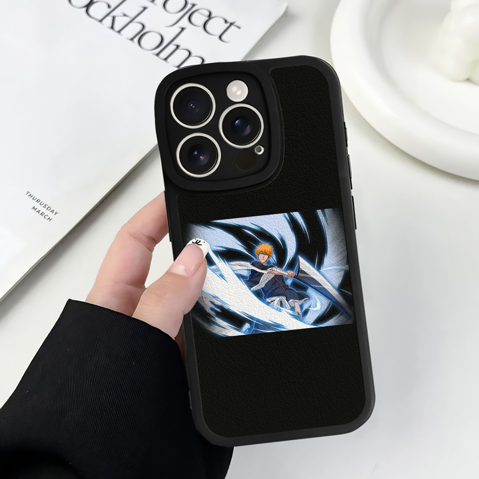 ブリーチ 黒崎一護（くろさき いちご）BLEACH Kurosaki Ichigo 【iPhone 16シリーズ対応】シリコンスマホケース（レザー調） 材質：シリコン